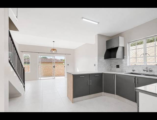 3 BEDROOM TOWNHOUSE FOR SALE IN AMBERFIELD MANOR